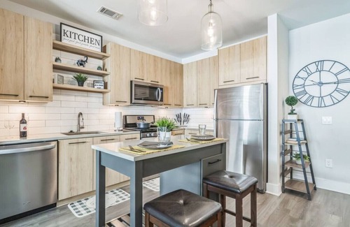 Cumberland Apartment | Walk to Braves, King bed, Mercedes Benz Stadium