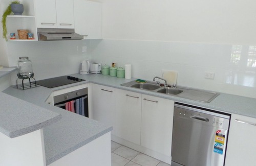 Cairns North Apartment | Walk to Cairns City! - Two Bed, Two Bath, Laundry, Pool