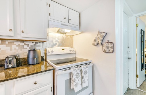 Albany Apartment | Walk to Downtown Albany: Ten Broeck Triangle Apt!