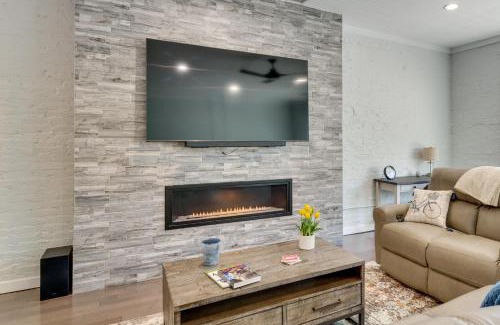 Lenoir Apartment | Walk to Downtown Cozy Lenoir Apartment!