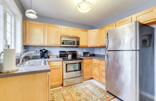 Groton Apartment | Walk to Eastern Point Beach: Apt w/Water View!