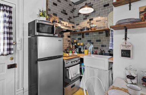 Bell Buckle Cottage | Walk to Historic Downtown Bell Buckle~Webb~Hot Tub~Fireplace~Tiny Home