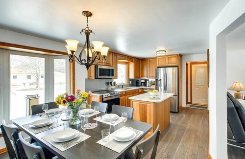 Green Bay Cottage | Walk to Lambeau Field: Green Bay Retreat
