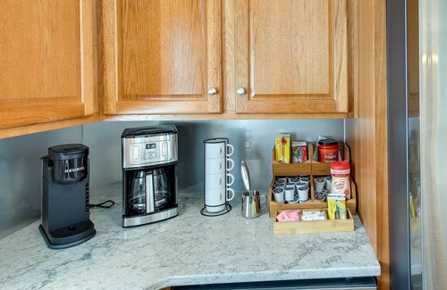 Green Bay Cottage | Walk to Lambeau Field: Green Bay Retreat