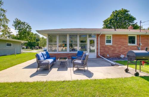 Green Bay House | Walk to Lambeau Field Green Bay Retreat