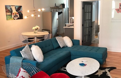 Old Town Triangle Condo | Walk to Lincoln Park, North Avenue Beach, and Second City! Lovely Old Town Charm! by AllSet Turnover