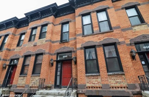Old Town Triangle Apartment | Walk to Lincoln Park, North Avenue Beach, and Second City! Lovely Old Town Charm! condo