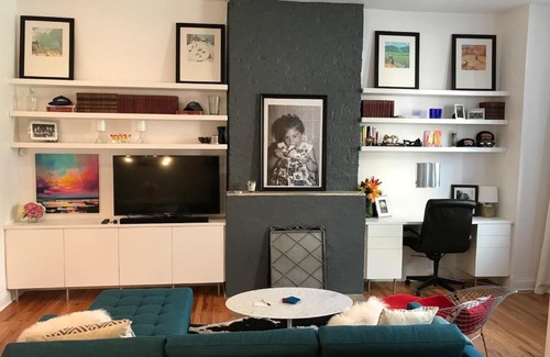 Old Town Triangle Apartment | Walk to Lincoln Park, North Avenue Beach, and Second City! Lovely Old Town Charm! condo