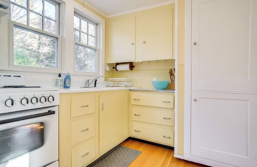 Monument Beach Cottage | Walk to Monument Beach: Cape Cod Cottage w/Grill