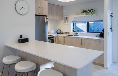Christchurch City Centre House | Walk to Riverside Market: 4 bed 4 bath w/Car Park