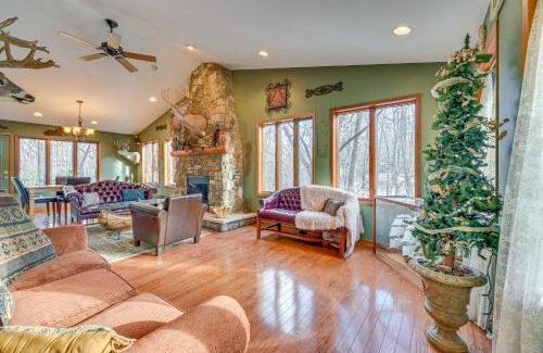 Johnston House | Walk to Saylorville Lake Spacious Home with Deck!