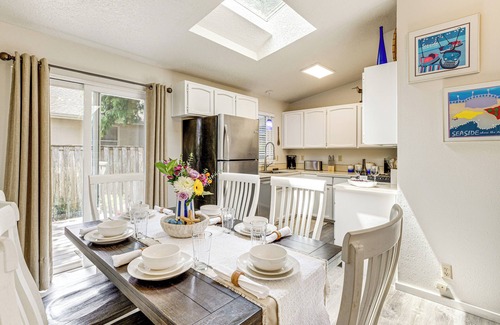 Seaside Cottage | Walk to Seaside Beach: Vacation Rental Cottage!