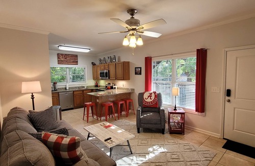 Tuscaloosa Condo | Walk to Stadium/Strip/Downtown! 2 bd/2 bath, Off-street parking!