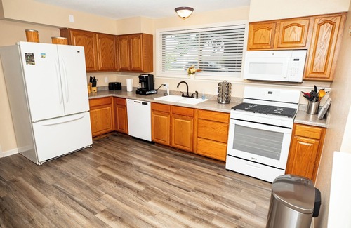 Twain House | Walk to Sycamore Mall, 5 Min Drive To City Center, 8 Beds Home, Fenced Yard