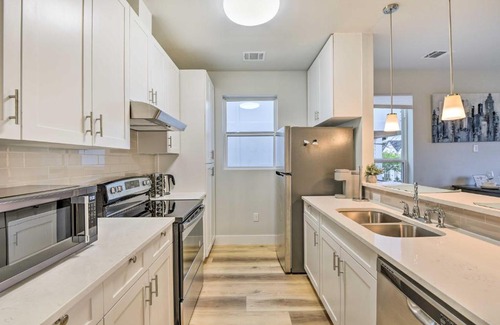Fort Worth Apartment | Walk to TCU Fort Worth Retreat with Balcony!