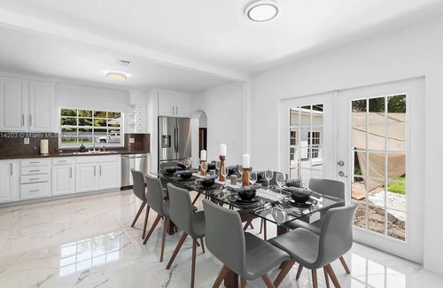 Harbor Beach House | Walk to the Beach - 5 bedrooms - Heated Pool - Prime Location close to Las Olas!