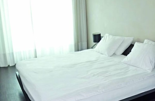 Monster Hotel | Walk to the Beach from This Tropical Getaway — Free Parking Included