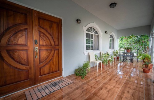 Runaway Bay Apartment | Walk to the Beach! Huge Dining Table - Botanic