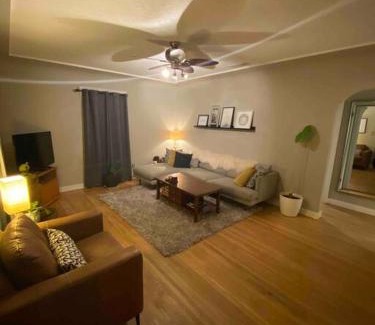 South Central House | Walk to the beaches and the restaurants downtown!