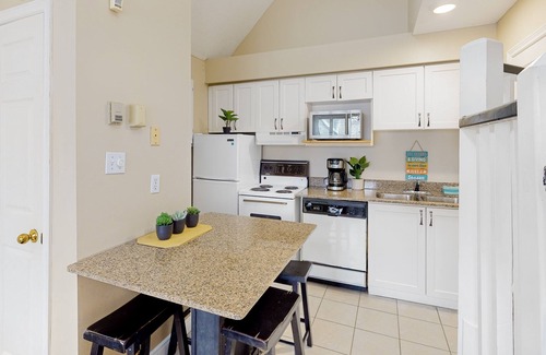 Craigleith Apartment | Walk to the chair lift Lofty condo w/shared pool & tennis - dogs OK