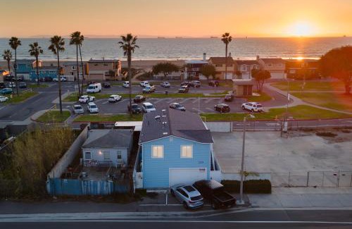 Huntington Beach House | Walk to the Sand Ocean Views Balcony Parking Sunset Surf