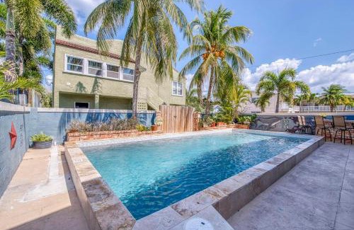 Lake Worth House | Walk to the water, chill in the pool & sauna