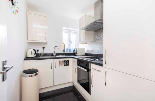 Bournemouth Apartment | WALK TO TOWN CENTRE and SANDY BEACHES with USE OF BEACH HUT -FM6114