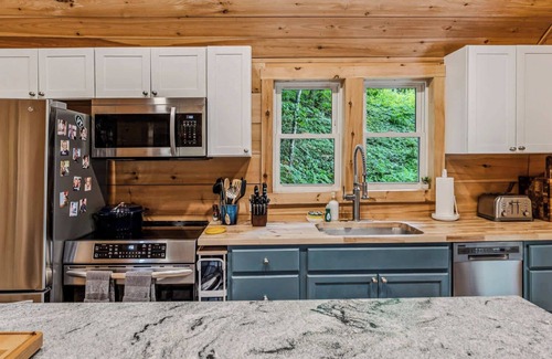 Woodstock House | Walk to Trails & Village +Pets | Trailside Cottage