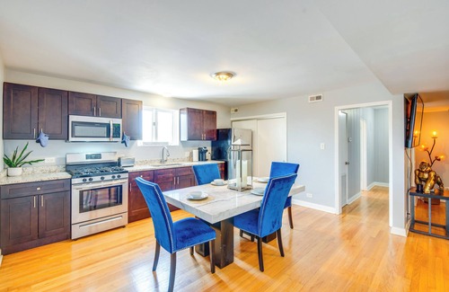 Ashburn Apartment | Walk to Train & Bus: Updated Chicago Apartment