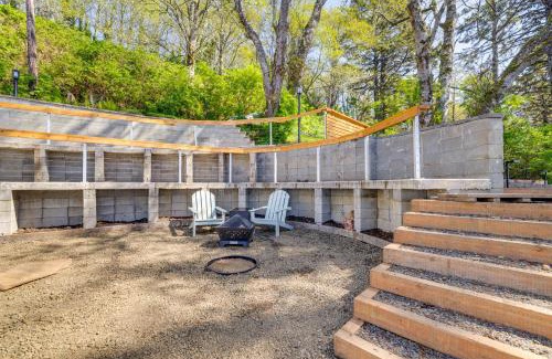 Cloverdale House | Walk to Winema Road Beach Home with Hot Tub!