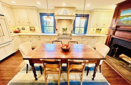 Waterford House | Walk to Wineries from Historic Village Estate