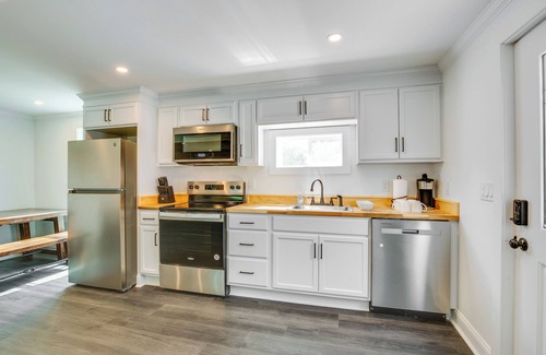 Holt Cottage | Walk to Winery: Holt Home 8 Mi to State Park!