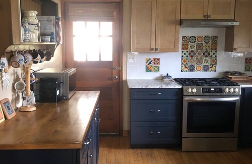 Plum House | Walking Distance to US Open 0.5 Mi-Ranch House w/parking, 2-bedroom w/AC, WiFi