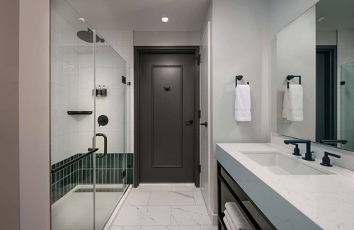 North Capitol Street Hotel | Walking Distance to Cooper Triangle and New Museum! Pet-Friendly Room!