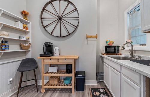 Old Town Fredericksburg Apartment | Walking distance to everything downtown, minutes to Mary Washington