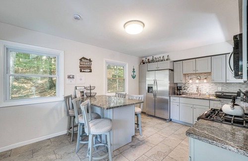 Wallenpaupauk Lake Estates House | Wallenpaupack Lake Estates: Luxe & Spacious Home
