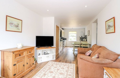 Attleborough Cottage | WALNUT SHADE, pet friendly, with a garden in Old Buckenham