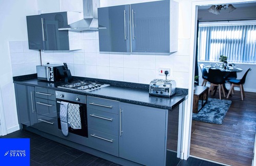 Walsall House | Walsall, 3-Beds, Sleeps 8, Groups & Contractors