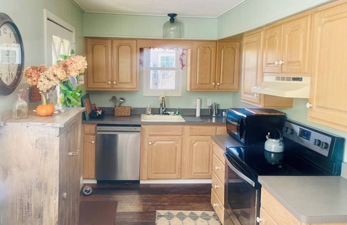 Brooklyn Cottage | Wampler’s Lake Adorable 3-bedroom Lakefront Cottage 🏡🐟🛶☀️