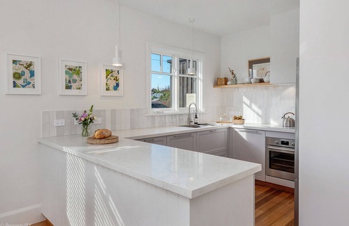Kingston Beach Cottage | Wanderhaven- Restored 100 years old cottage with golf and river views