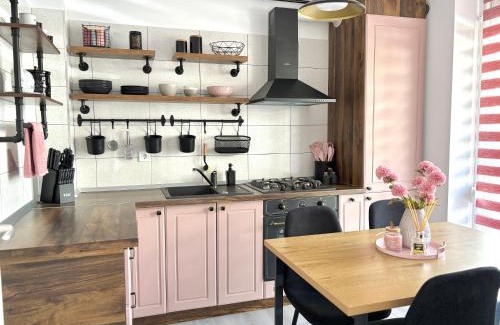 Rasnov Apartment | Wanderlust Home Pink, Rasnov Apt for 4, Wifi and Free Parking