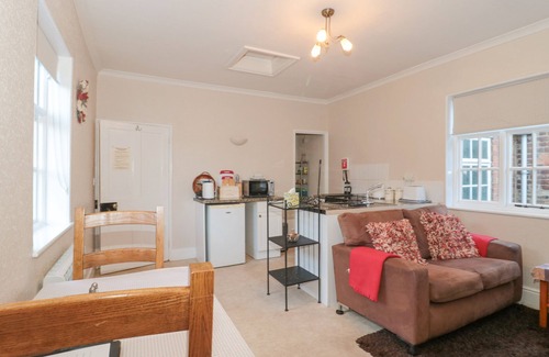 Dursley Apartment | WARDS COURT 1, character holiday cottage in Frampton On Severn