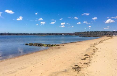 Wareham Center House | Wareham Cottage with Deck, Walk to Swifts Beach