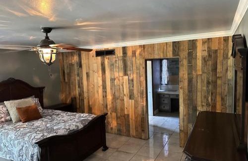 Monroe House | Warhawks Cavern Getaway Near ULM