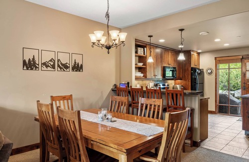 Sun Peaks House | Warm and Beautiful Woodhaven Townhome at Sun Peaks