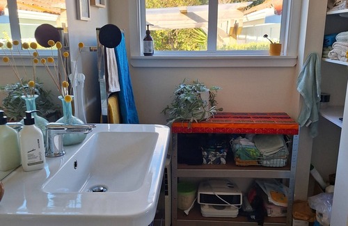 Pukerua Bay House | Warm and colourful, with beach and birdsong