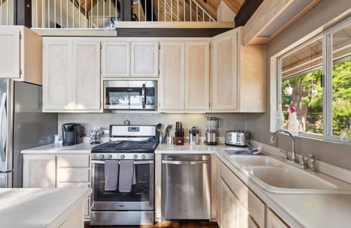 Kelseyville Cottage | Warm And Cozy Mountain And Lake View Haven 2 Bedroom Cottage by RedAwning