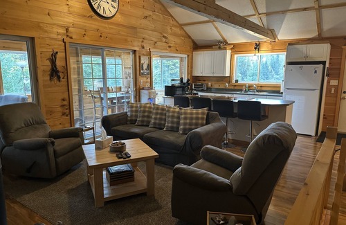 Weslemkoon Cottage | Warm and inviting, 3 bedroom 4 season cottage.