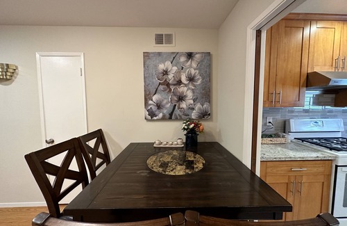 Linfield Oaks Apartment | warm and sweet apartment