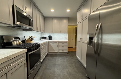 Studio City House | Warm California Retreat with Brand New Kitchen ideally Situated!
